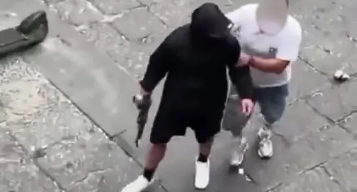 Raid nel centro di Napoli, trovato un kalashnikov sotto un’auto: tre persone ascoltate in Questura