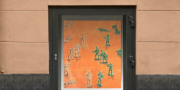 Soldatini, memoria e guerra: a Napoli un’opera d’arte ci interroga il nostro rapporto con i conflitti