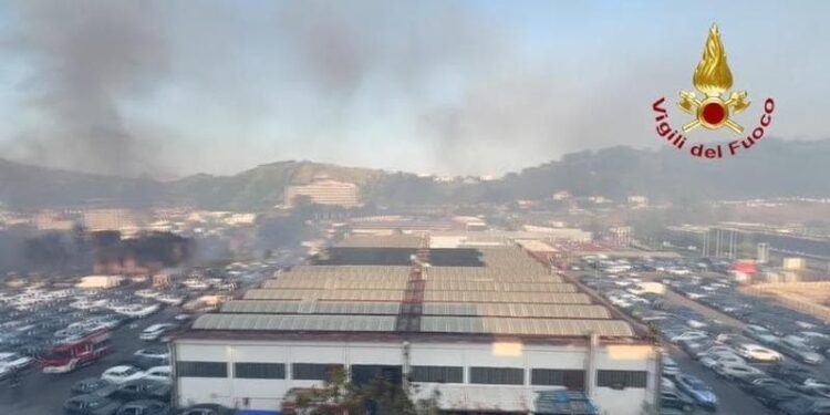 Incendio alla periferia di Pozzuoli, la Prefettura monitora l’emergenza: convocato il Centro Coordinamento Soccorsi