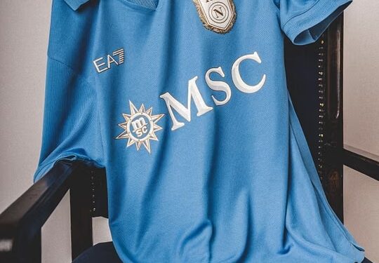 Il Napoli celebra i suoi 100 anni: svelata la maglia del Centenario, un anno di eventi tra storia e futuro