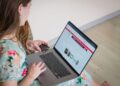 Quando il documento serve subito: come cambiano i servizi digitali per famiglie e professionisti
