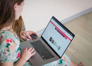 Quando il documento serve subito: come cambiano i servizi digitali per famiglie e professionisti