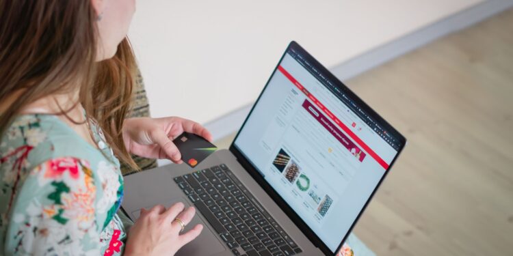 Quando il documento serve subito: come cambiano i servizi digitali per famiglie e professionisti