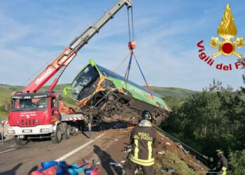 Strage del bus sull’A16, tredici anni fa il più grave incidente stradale della storia d’Italia: 40 vittime precipitate dal viadotto Acqualonga