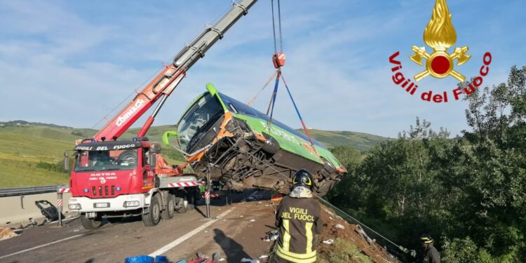 Strage del bus sull’A16, tredici anni fa il più grave incidente stradale della storia d’Italia: 40 vittime precipitate dal viadotto Acqualonga