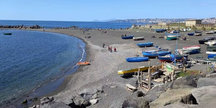 San Giovanni a Teduccio, sequestrato uno stabilimento balneare abusivo