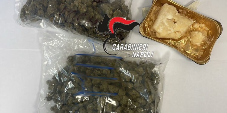 Napoli, marijuana nella shopper e hashish nascosto nel frigorifero: arrestata una 64enne al Vomero
