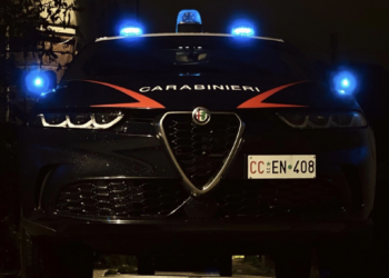 Grumo Nevano, sangue in piazza davanti agli occhi di una bambina: 70enne preso a calci al volto durante una rissa, arrestato un 18enne per tentato omicidio