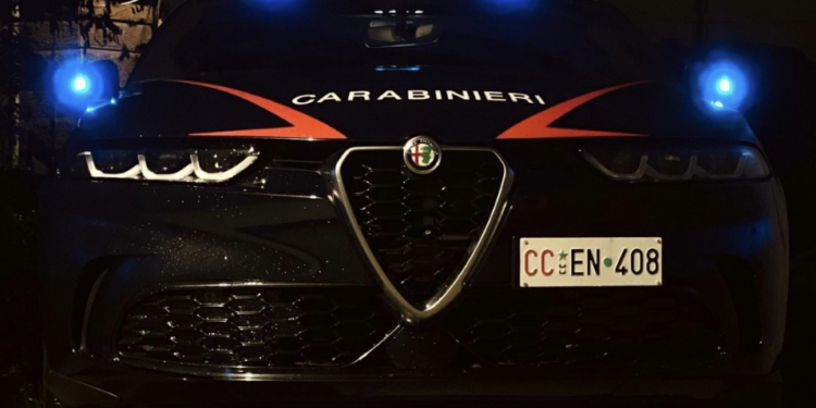 Grumo Nevano, sangue in piazza davanti agli occhi di una bambina: 70enne preso a calci al volto durante una rissa, arrestato un 18enne per tentato omicidio