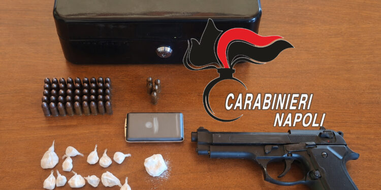 Lancia cassetta di sicurezza dal balcone per sfuggire ai controlli: dentro cocaina. Arrestata una 46enne