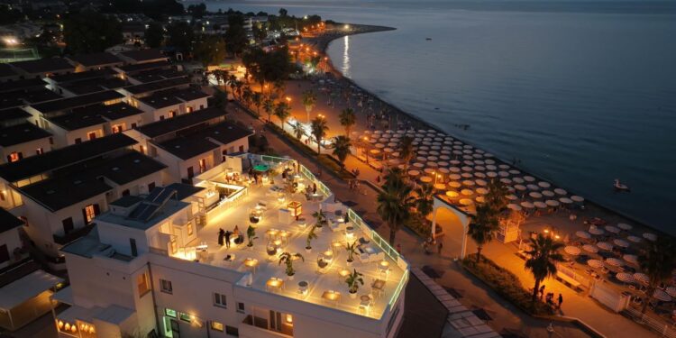 Grotta Palazzese o Terrazza Giuliani? Il confronto che sta dividendo gli amanti delle location sul mare
