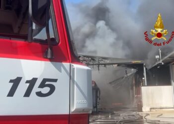 Vasto incendio in un deposito di materiale elettrico e idraulico nel napoletano: Arpac monitora l’aria