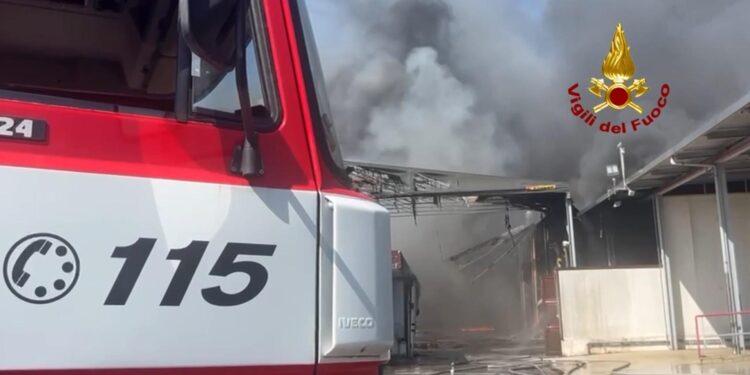 Vasto incendio in un deposito di materiale elettrico e idraulico nel napoletano: Arpac monitora l’aria