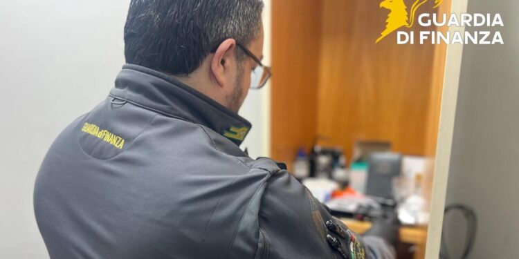 Medicina estetica e tatuaggi abusivi con anestetici scaduti: due denunciati a Napoli