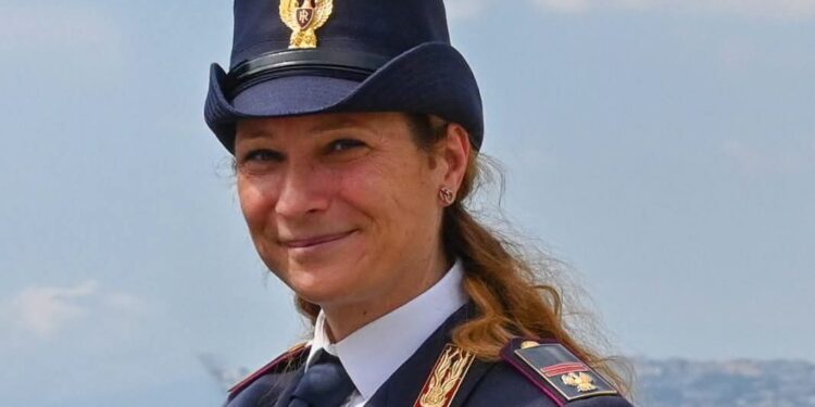 In vacanza salva due giovani intrappolati tra gli scogli: il coraggio di Maria, poliziotta della Scientifica di Napoli