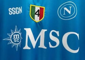Perché la maglia del Napoli è azzurra? La storia del colore che è diventato un simbolo della città