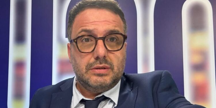 Omicidio del giornalista Luca Esposito, il giallo si infittisce: si cerca l’arma del delitto