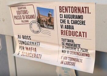 Centinaia di adesivi per dare il “benvenuto” ai boss scarcerati: “Se chiedete il pizzo vi denunciamo”