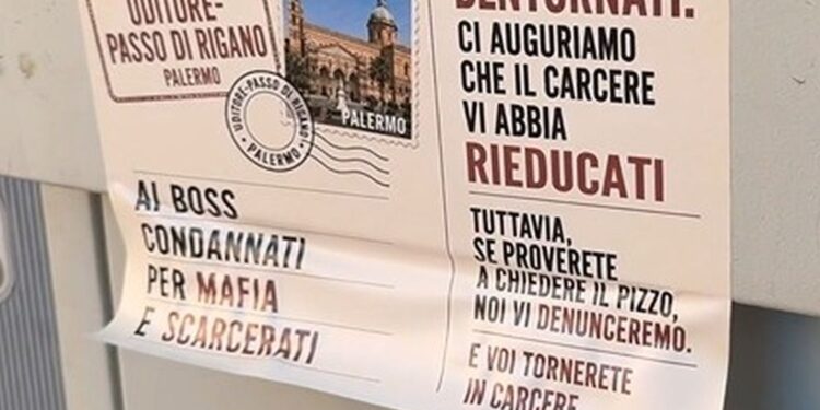 Centinaia di adesivi per dare il “benvenuto” ai boss scarcerati: “Se chiedete il pizzo vi denunciamo”