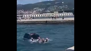 Auto precipita in mare: i cadetti dell’Accademia Militare si tuffano e salvano il conducente