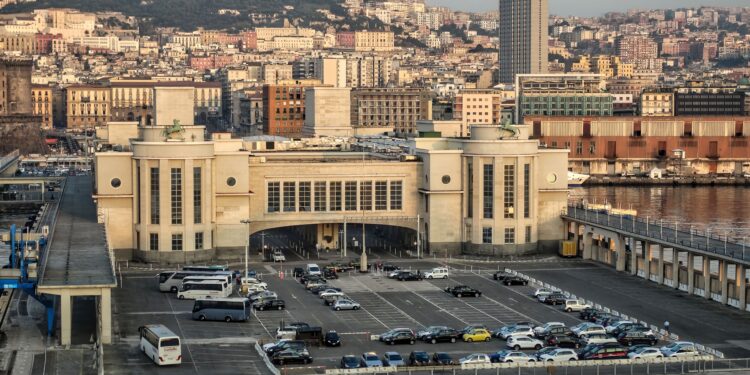 Dove parcheggiare a Napoli: guida completa ai parcheggi in centro, vicino alla stazione, al porto e all’aeroporto