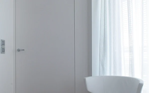 Porte filo muro per bagno: continuità visiva e resistenza all’umidità