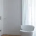 Porte filo muro per bagno: continuità visiva e resistenza all’umidità
