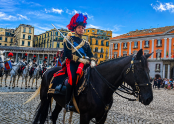 Napoli, i Carabinieri a cavallo presidiano la Villa Floridiana: sicurezza e tradizione tra i viali del Vomero