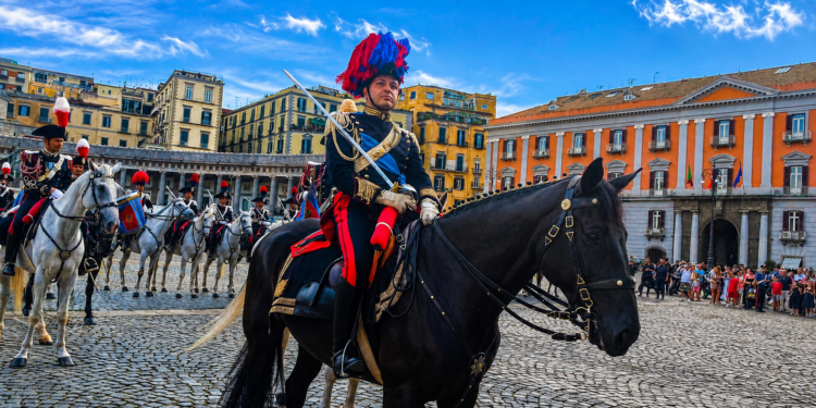 Napoli, i Carabinieri a cavallo presidiano la Villa Floridiana: sicurezza e tradizione tra i viali del Vomero