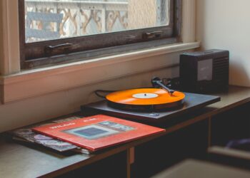 L’estetica del vintage nell’era digitale: il fenomeno dei remake pop nell’intrattenimento di massa 