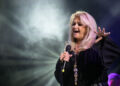 Addio a Bonnie Tyler, si spegne a 75 anni la voce di “Total Eclipse of the Heart”