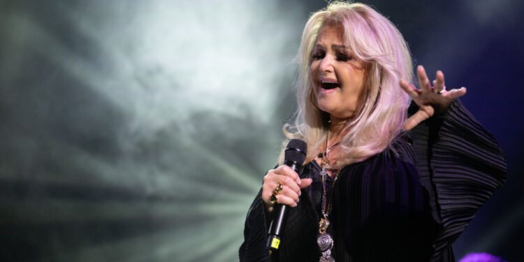 Addio a Bonnie Tyler, si spegne a 75 anni la voce di “Total Eclipse of the Heart”