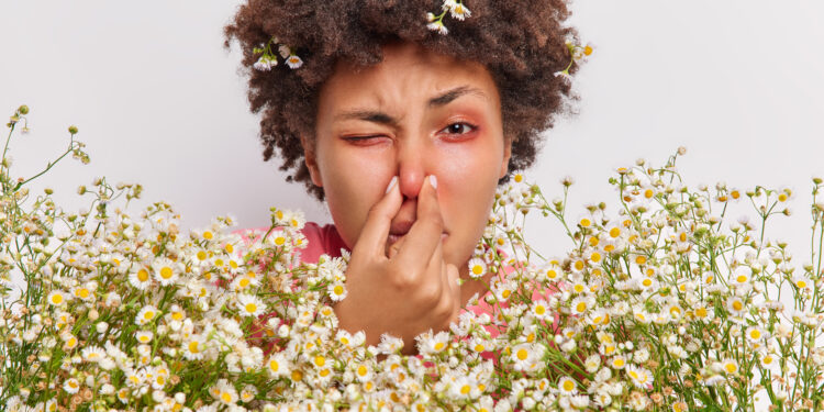 Rinite allergica e stanchezza cronica: perché non basta dormire 8 ore per recuperare energia 