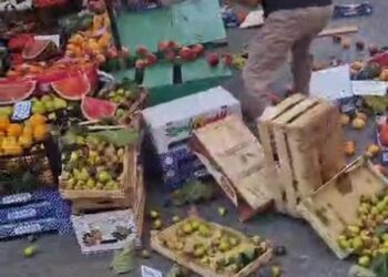 Ambulante si oppone ai controlli e getta la merce in strada: arrestato 62enne a Secondigliano