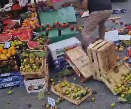 Ambulante si oppone ai controlli e getta la merce in strada: arrestato 62enne a Secondigliano