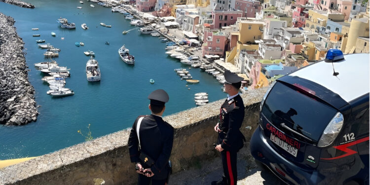 Procida, truffatore a 13 anni: finta rapina ai danni di un’anziana, ma dietro il colpo c’è una storia di solitudine