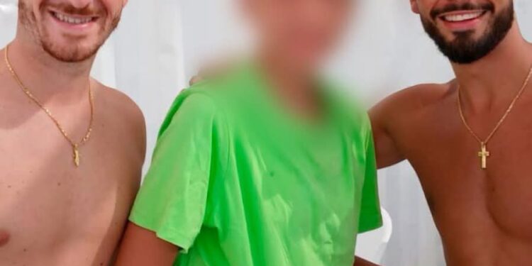 Castellammare, padre e figlio rischiano di annegare: due poliziotti fuori servizio li salvano in mare
