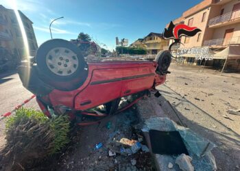 Calvizzano, 17enne perde il controllo dell’auto: si ribalta e finisce contro una cabina Enel