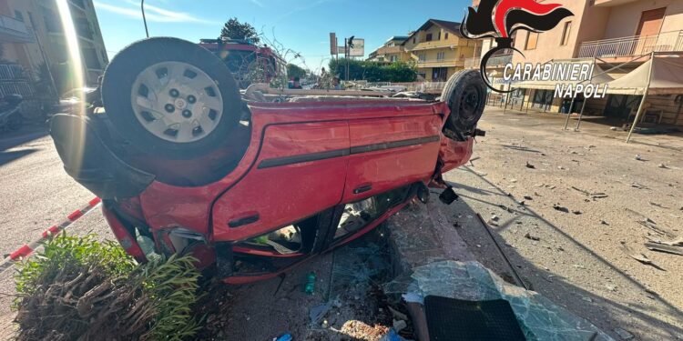 Calvizzano, 17enne perde il controllo dell’auto: si ribalta e finisce contro una cabina Enel