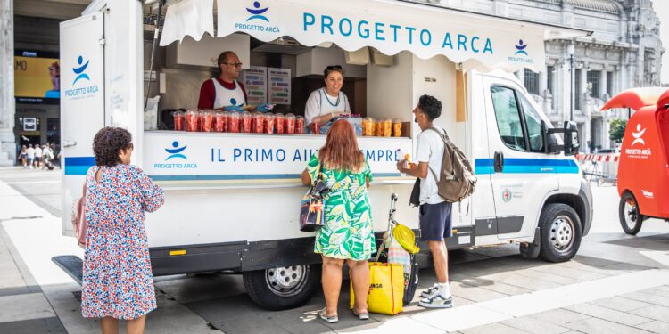 Ferragosto in strada, a Napoli l’anguriata di Progetto Arca per chi è solo e senza dimora
