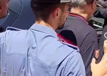 Campi Flegrei, protesta durante la visita del ministro Giuli a Pozzuoli: cittadini in piazza chiedono risposte