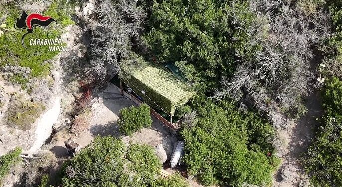 VIDEO-Barano d’Ischia, villaggio abusivo nascosto tra gli scogli: devastata un’area protetta a rischio frana