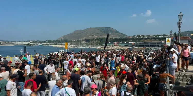 Campi Flegrei, cittadini in corteo a Pozzuoli: «Vergogna, fate presto». Cresce la rabbia per l’emergenza bradisismo