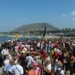 Campi Flegrei, cittadini in corteo a Pozzuoli: «Vergogna, fate presto». Cresce la rabbia per l’emergenza bradisismo