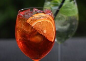 Spritzmania, è l’estate delle varianti: dal classico Aperol all’Hugo, ecco i cocktail più amati del 2026