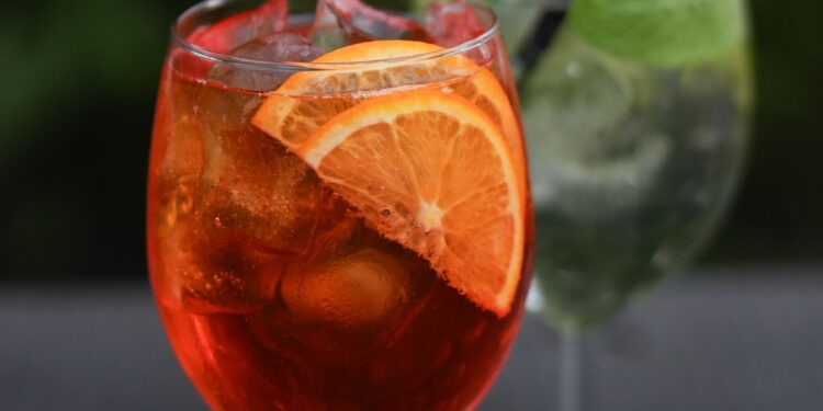 Spritzmania, è l’estate delle varianti: dal classico Aperol all’Hugo, ecco i cocktail più amati del 2026