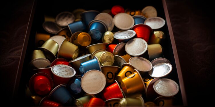 Capsule e cialde di caffè, dal 12 agosto cambia la raccolta differenziata: svolta storica con le nuove regole europee