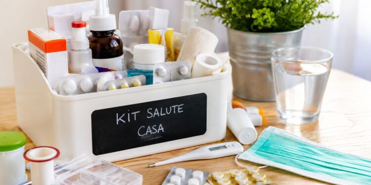 Caldo, afa e piccoli disturbi di fine estate: cosa tenere in casa per affrontare i malesseri più comuni