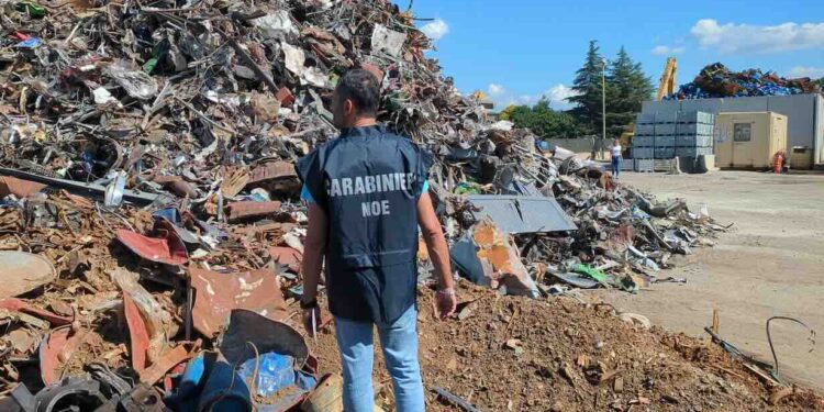 Scampia, azienda abusiva di rifiuti: sequestrati 115 metri cubi di rifiuti speciali