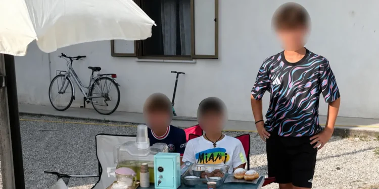 Vendono limonata per comprare un motorino, ma un passante li segnala: tre ragazzini fermati dalla polizia locale